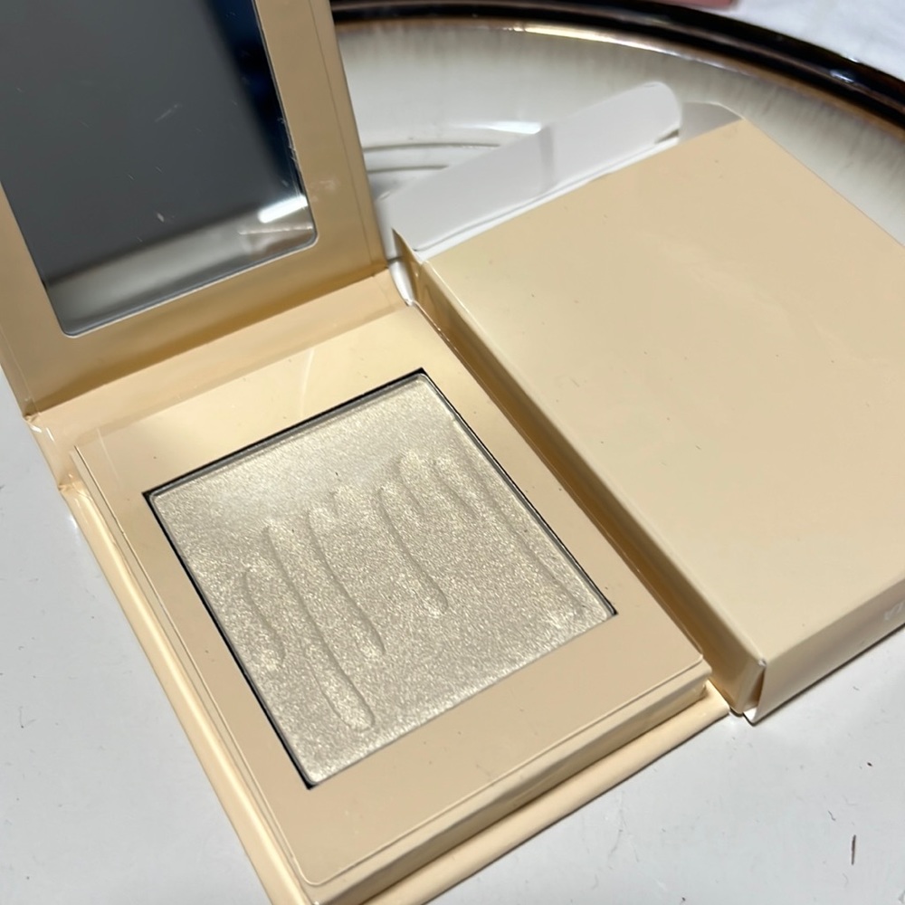 💕🍌Kylie Banana Split Pressed Illuminating Powder